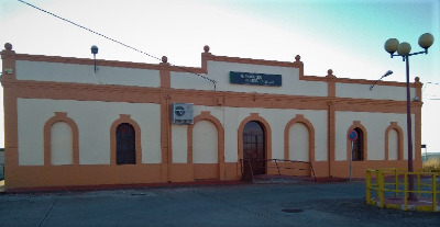 Estación de Yunquera De Henares. Vista fachada principal desde exterior.