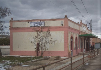 Estación de Humanes De Mohernando. Vista fachada lateral desde andenes.