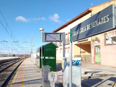 Estación de Carrascosa De Henares. Vista fachada principal desde andenes.