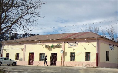 Estación de Baides. Vista fachada principal desde exterior.