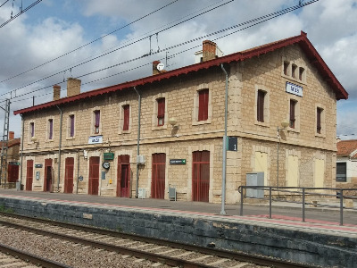 Estación de Ariza. Vista fachada principal desde andenes.