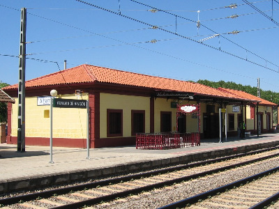 Estación de Alhama De Aragón. Vista fachada principal desde andenes.