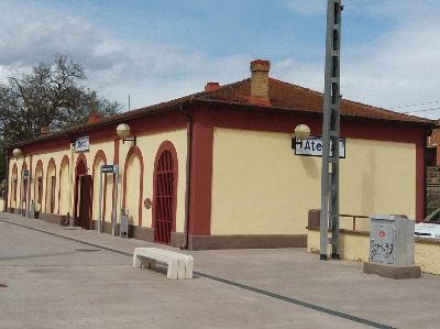 Estación de Ateca. Vista fachada principal desde andenes.