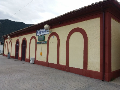 Estación de Paracuellos-Sabiñán. Vista fachada principal desde andenes.