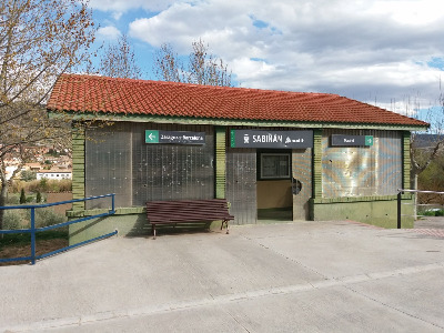Estación de Sabiñán. Vista fachada principal desde exterior.