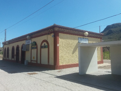 Estación de Morés. Vista fachada principal desde andenes.