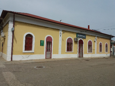 Estación de Grisén. Vista fachada principal desde exterior.