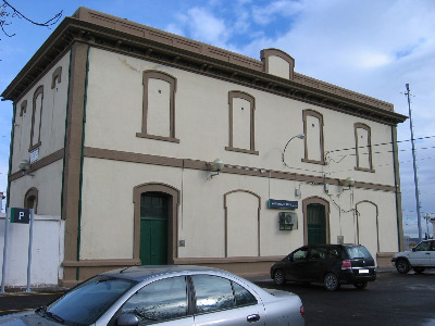 Estación de Fuentes De Ebro. Vista fachada principal desde exterior.