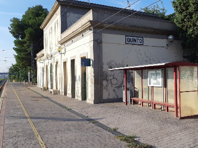 Estación de Quinto. Vista marquesina y fachada principal desde andenes .