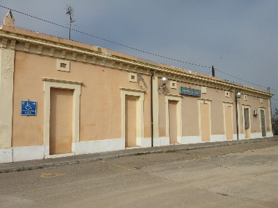 Estación de La Zaida-Sástago. Vista fachada principal desde exterior.