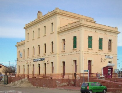 Estación de La Puebla De Híjar. Vista fachada principal desde exterior.