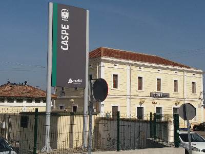 Estación de Caspe. Vista fachada principal desde exterior.