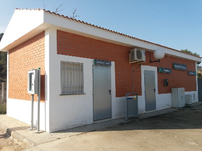 Estación de Val De Pilas. Vista fachada principal desde andenes.