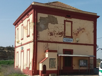 Estación de Fabara. Vista fachada principal desde exterior.