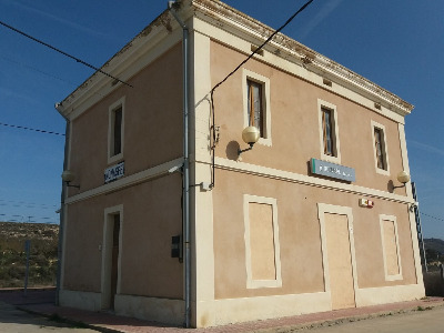 Estación de Nonaspe. Vista fachada principal desde exterior.