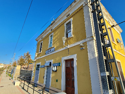 Estación de Riba-Roja D'Ebre. Vista fachada principal desde andenes.