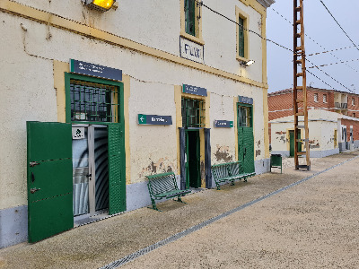 Estación de Flix. Vista fachada principal desde andenes.