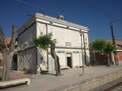 Estación de Ascó. Vista fachada principal desde andenes.