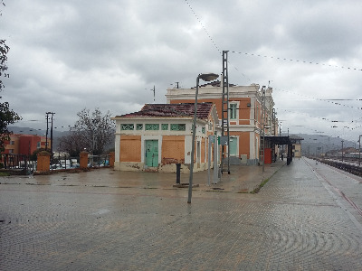 Estación de Móra La Nova. Vista fachada lateral desde andenes.