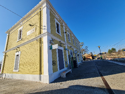 Estación de Marçà-Falset . Vista fachada lateral desde andenes.