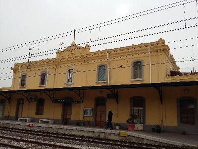 Estación de Roda De Barà. Vista fachada principal desde andenes.
