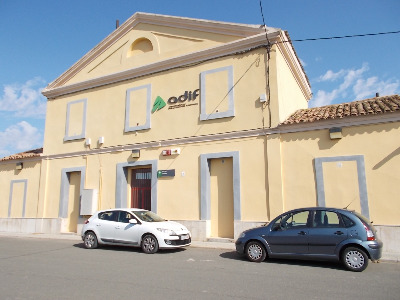 Estación de Puigverd De Lleida-Artesa De Lleida . Vista fachada principal desde exterior.