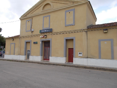 Estación de Juneda. Vista fachada principal desde exterior.