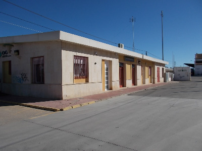 Estación de Les Borges Blanques. Vista fachada principal desde exterior.