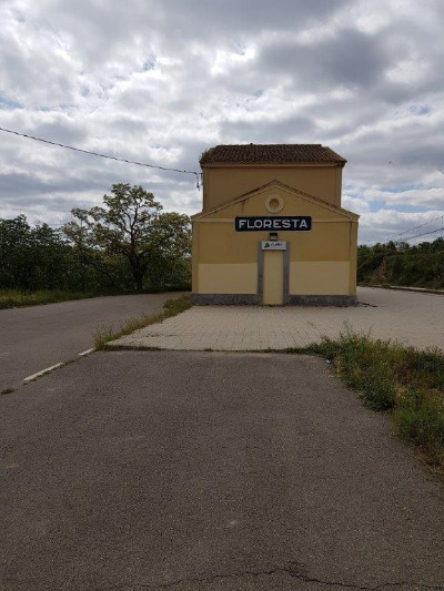 Estación de La Floresta. Vista fachada lateral desde exterior.