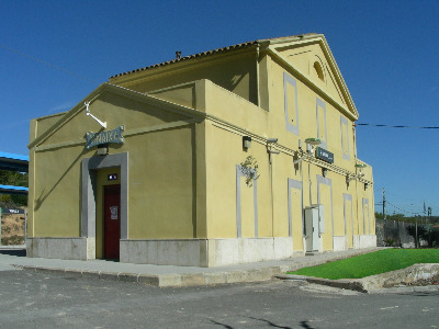Estación de Vinaixa. Vista fachada principal desde exterior.