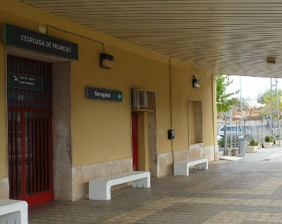 Estación de L'Espluga De Francolí. Vista fachada principal desde andenes.