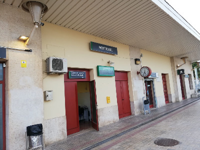 Estación de Montblanc. Vista fachada principal desde andenes.