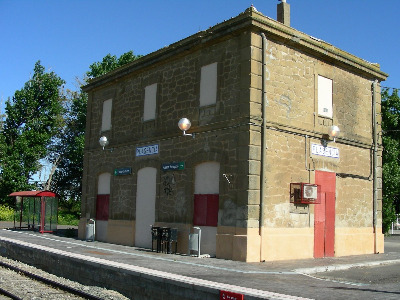 Estación de Plasencia Del Monte. Vista fachada principal desde exterior.