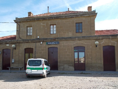 Estación de Ayerbe. Vista fachada principal desde exterior.