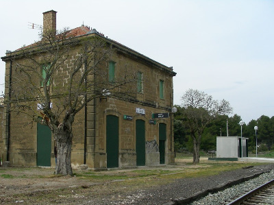 Estación de Riglos-Concilio . Vista fachada principal desde exterior.