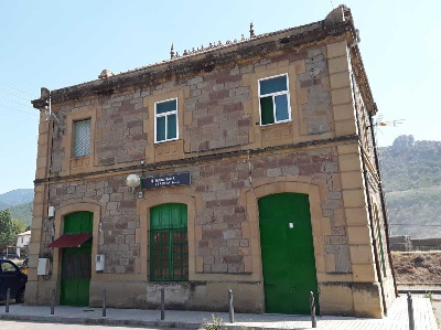 Estación de Santa María Y La Peña. Vista fachada principal desde exterior.
