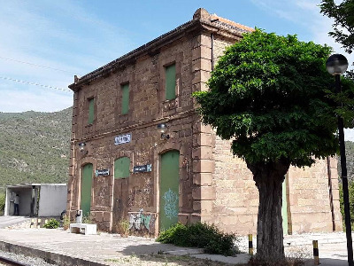 Estación de Anzánigo. Vista fachada principal desde exterior.