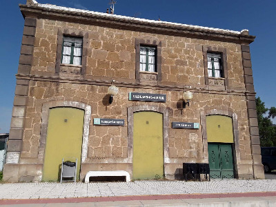 Estación de Caldearenas-Aquilué . Vista fachada principal desde exterior.