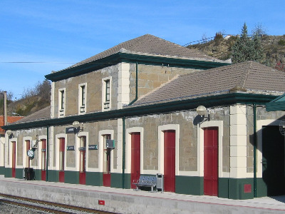 Estación de Sabiñánigo. Vista fachada principal desde exterior.