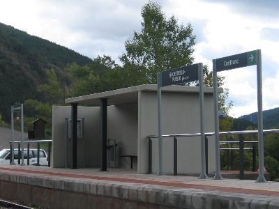 Estación de Castiello-Pueblo . Vista marquesina desde andenes.