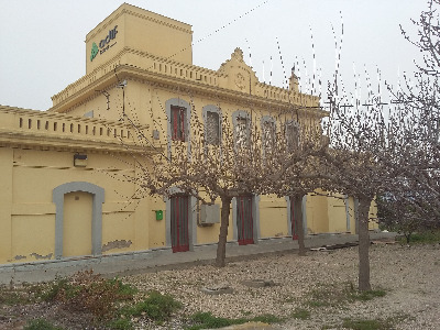 Estación de Nulles-Bràfim . Vista fachada principal desde exterior.