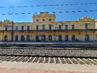 Estación de Valls. Vista fachada principal desde andenes.