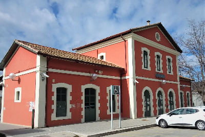Estación de Sant Qirze De Besora-Montesquiu . Vista fachada principal desde exterior.
