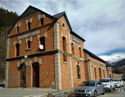 Estación de Ribes De Freser. Vista fachada principal desde exterior.