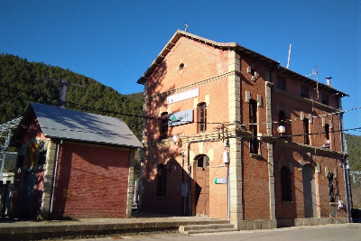 Estación de Planoles. Vista fachada principal desde andenes.
