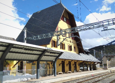 Estación de La Molina. Vista fachada principal desde andenes.