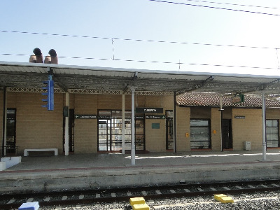 Estación de Tardienta. Vista fachada principal desde andenes.