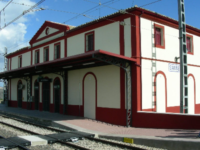 Estación de Sariñena. Vista fachada principal desde andenes.