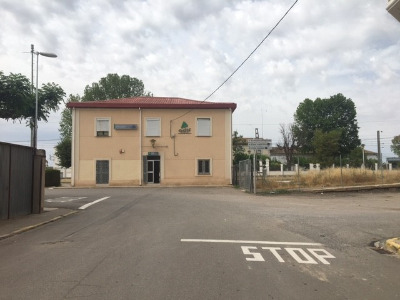 Estación de Bell-Lloc D'Urgell . Vista fachada principal desde exterior.