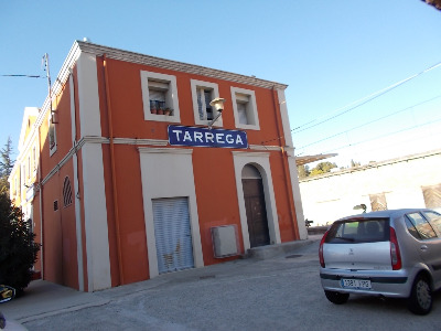 Estación de Tàrrega. Vista fachada principal desde exterior.